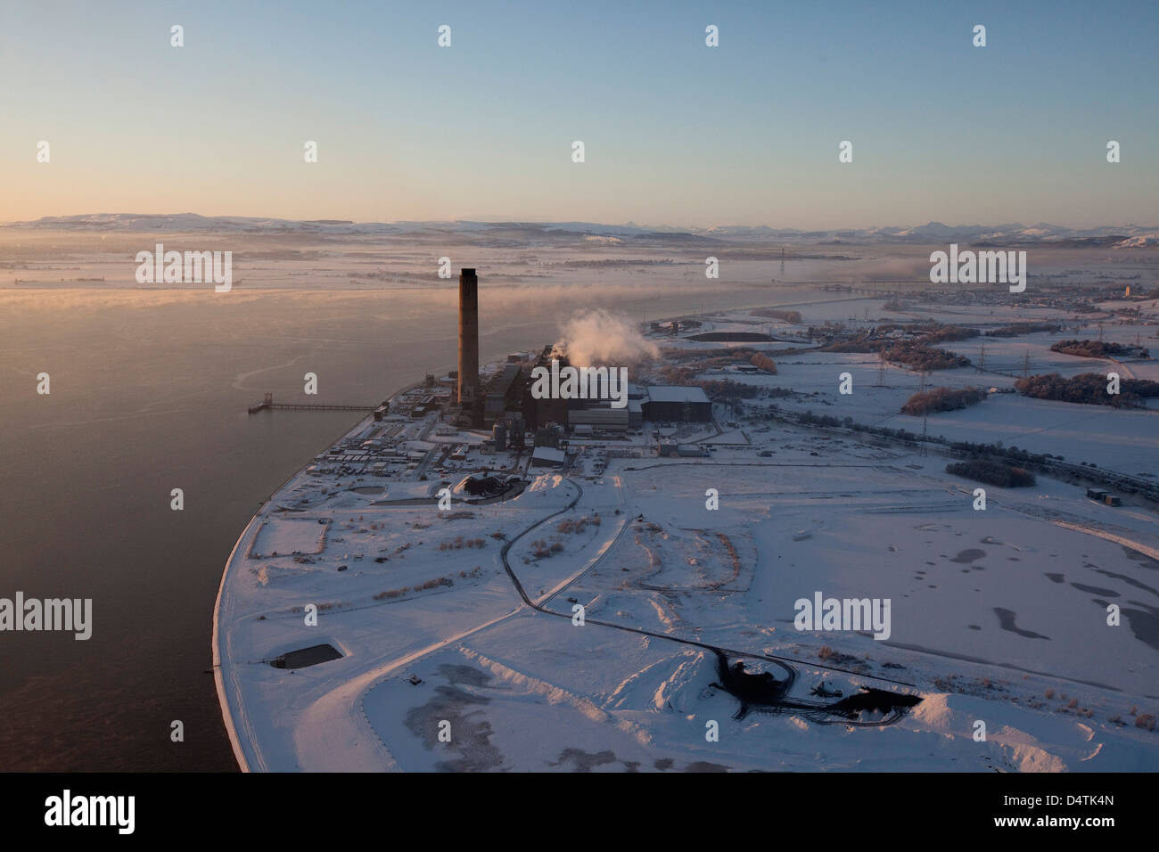 Une vue aérienne de la station d'alimentation ScottishPower Longannet sur la rive nord du Firth of Forth près de Kincardine, en Écosse. Banque D'Images