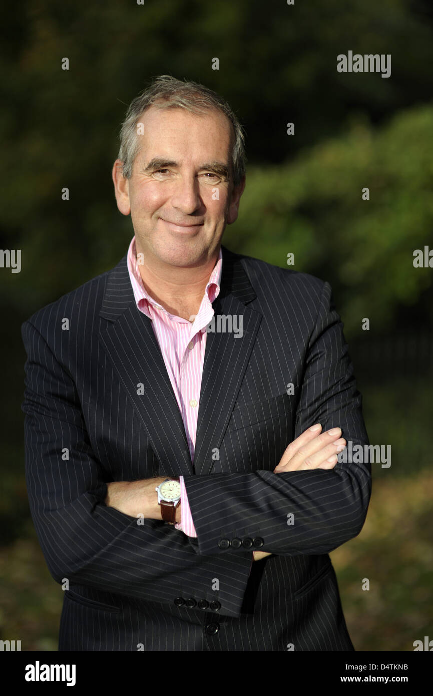 Meilleure vente de l'auteur britannique Robert Harris pose pour un portrait à son domicile dans le Berkshire, en Grande-Bretagne, 21 octobre 2009. Foto : Frantzesco Kangaris Banque D'Images