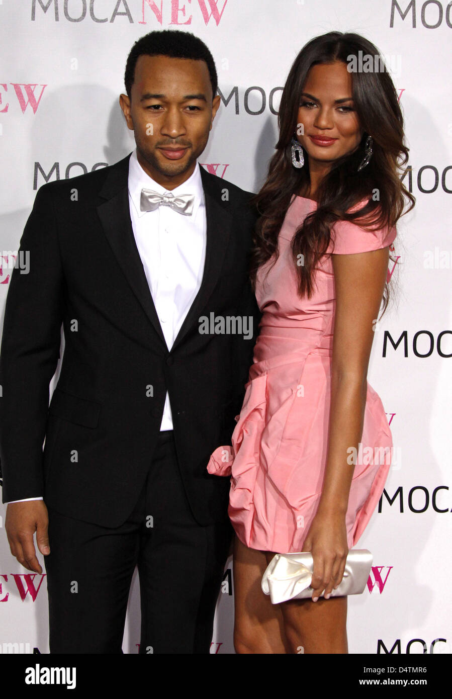 Musicien américain John Legend (L) et sa petite amie model Chrissy Teigen arriver au Musée d'Art Contemporain (MOCA) ?s Gala 30e anniversaire à Moca Grand Avenue à Los Angeles, CA, United States, 15 novembre 2009. Photo : Hubert Boesl Banque D'Images