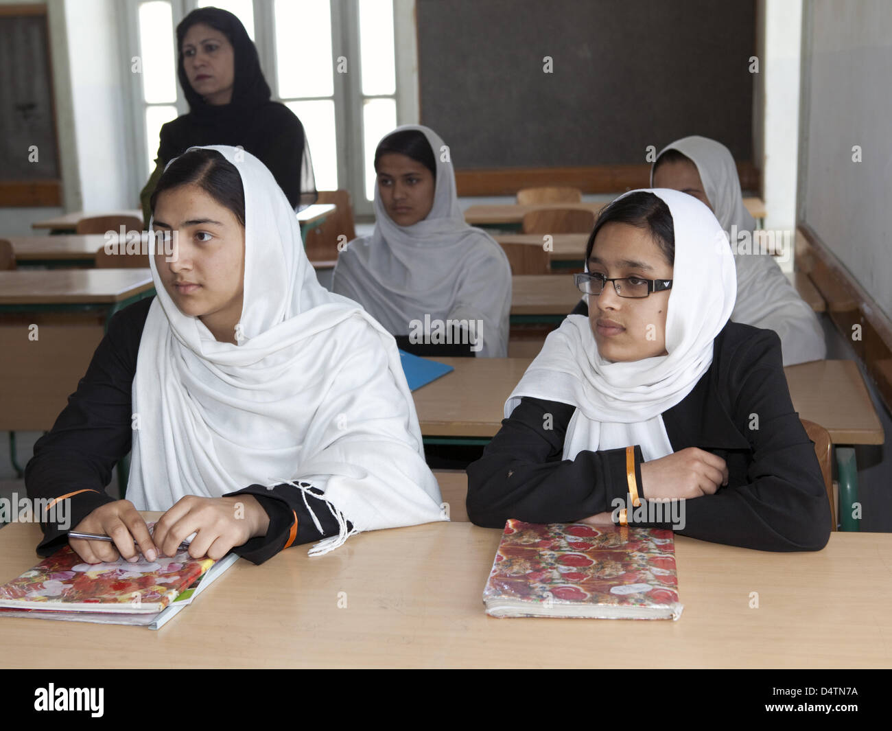 Les filles portant le foulard assister à un cours d'allemand à l'école de filles de Durani dans Kaboul, Afghanistan, le 19 mai 2009. L'Allemagne a contribué à la reconstruction de l'école après la fin de l'emprise des talibans et au moment où elle a été un soutien financier et d'autres enseignants. Photo : Mika Schmidt Banque D'Images