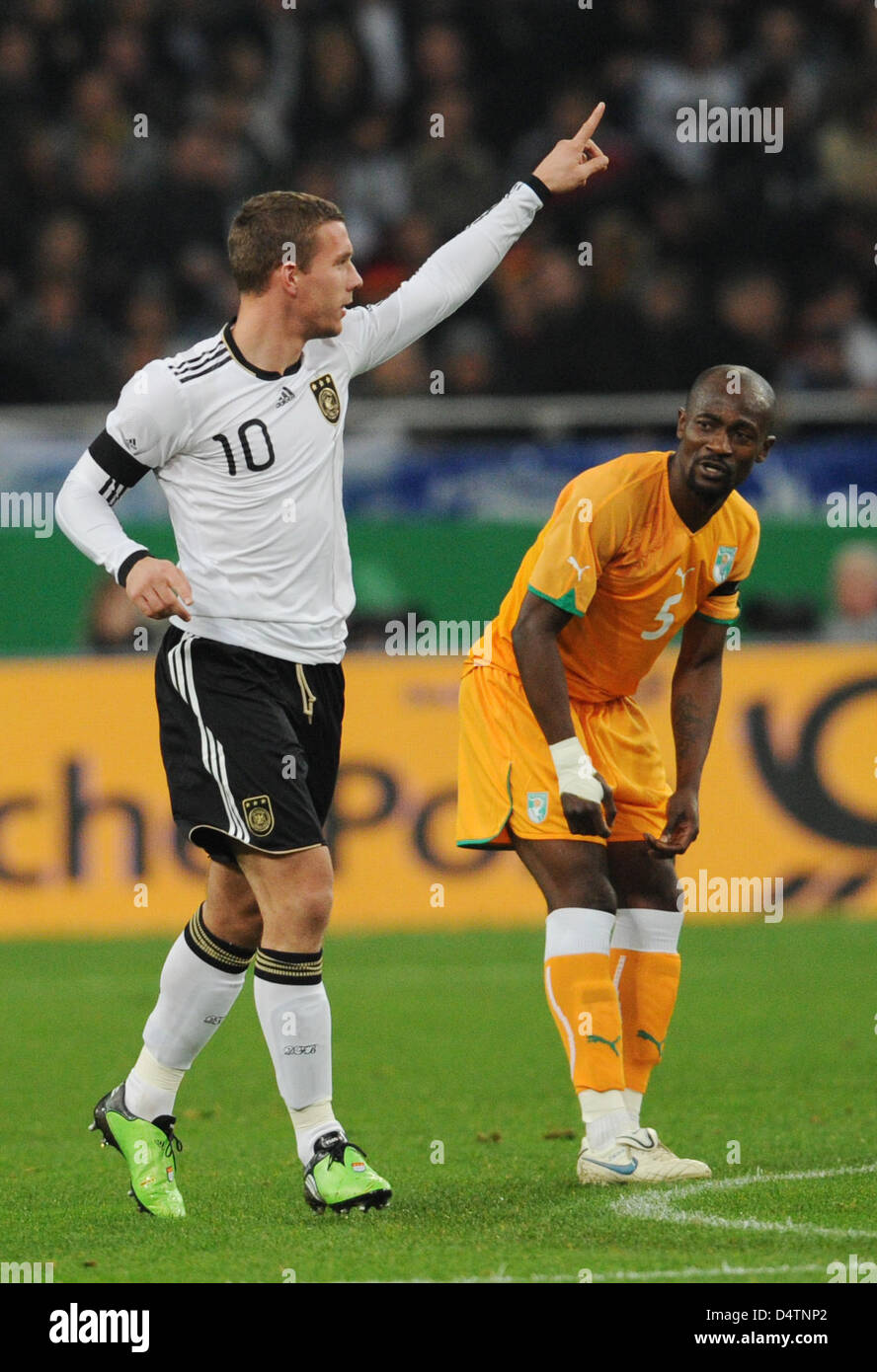 Fußball Freundschaftsländerspiel : Deutschland - Elfenbeinküste suis 16-07-2008 (18.11.2009) in der Veltins-Arena de Gelsenkirchen. Der Deutsche Nationalspieler Lukas Podolski (l) jubelt Didier Zokora und von der Elfenbeinküste seine édition est Stutzen. Foto : Achim Scheidemann dpa/lnw Banque D'Images