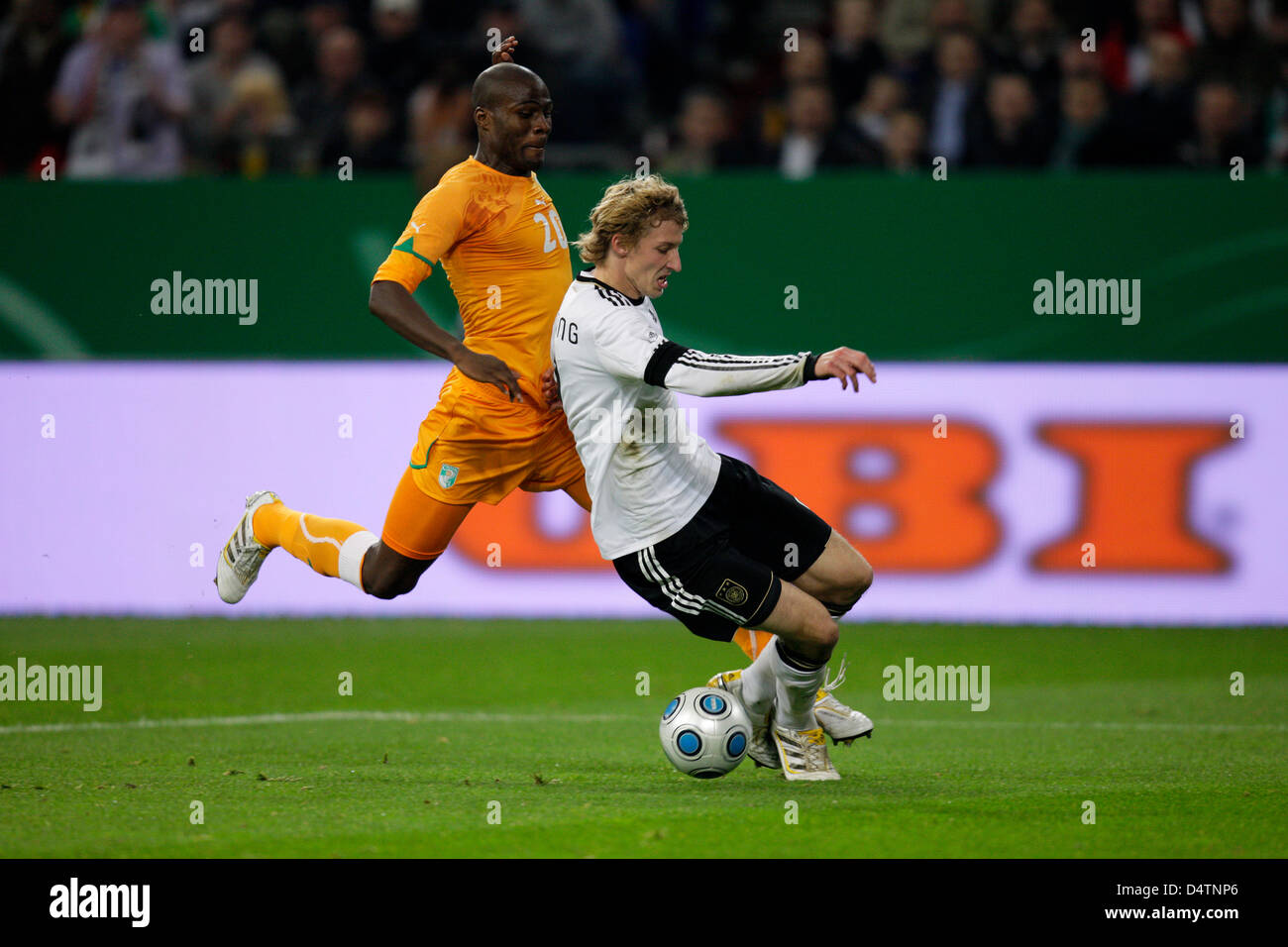 Allemagne Stefan Kiessling est accroché dans la surface de réparation par la Côte d'Ivoire Guy Demel (L) durant la coupe match amical Allemagne contre la Côte d'Ivoire à VeltinsArena à Gelsenkirchen, Allemagne, 18 novembre 2009. Photo : Rolf Vennenbernd Banque D'Images