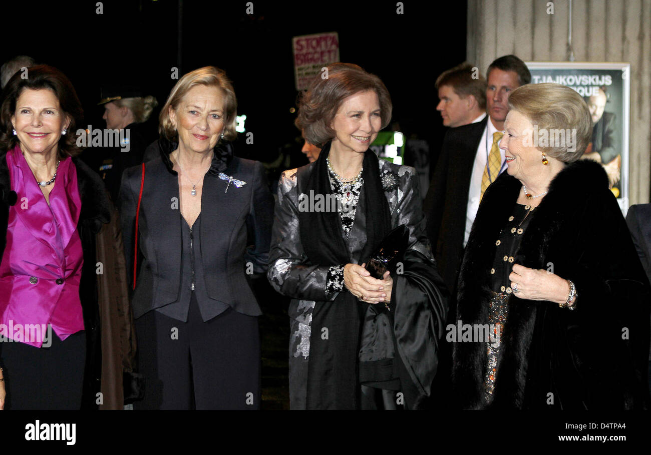 La Reine Silvia de Suède (l-r), la reine Paola de Belgique, la Reine Sofia d'Espagne et de la Reine Beatrix des Pays-Bas assister au concert pour célébrer le 20e anniversaire de la Convention des Nations Unies sur le droit de l'enfant Berwaldhallen à Stockholm, Suède, le 19 novembre 2009. Photo : Patrick van Katwijk Banque D'Images