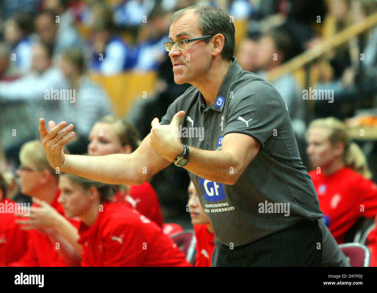 L'entraîneur-chef danois Jan Pytlick photographié au cours de l'international handball match Allemagne contre le Danemark à Sport- et de congrès dans la région de Schwerin, Allemagne, 22 novembre 2009. L'Allemagne a battu le Danemark 31-27. Le match est une préparation pour le Championnat du Monde de handball en Chine du 05 au 12 décembre 2009. Photo : Bernd Wuestneck Banque D'Images