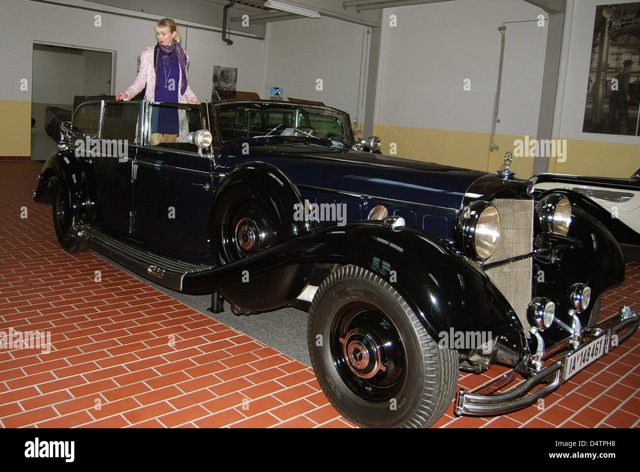 Le document sans date photo mis à disposition par le concessionnaire de voitures allemand Michael Froehlich le 23 novembre 2009 montre une limousine Mercedes classique dont M. Froehlich affirme être un leader nazi Adolf Hitler avait été en utilisant, à Duesseldorf, Allemagne. Froehlich prétend avoir trouvé Hitler ?s limousine pour le compte d'un client russe à un collecteur à Bielefeld, Allemagne. Il a déclaré que le ca Banque D'Images