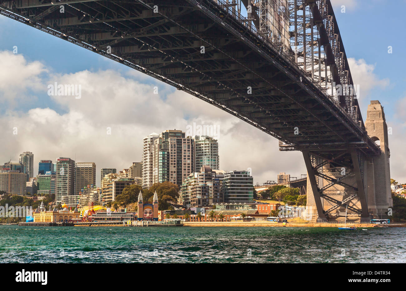Sydney Harbour Bridge et le Luna Park Banque D'Images