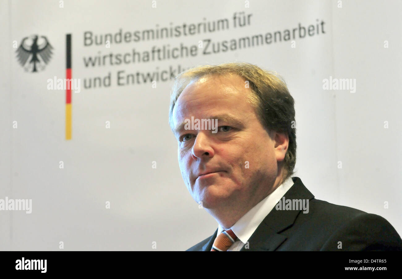 Le ministre allemand de l'aide à l'étranger offre Dirk Niebel une conférence de presse sur la coopération avec l'Afghanistan et le Pakistan à Berlin, Allemagne, 24 novembre 2009. M. Niebel annoncé pour soutenir le gouvernement afghan avec 52 millions d'euros pour promouvoir le programme de stabilisation, le Pakistan sera pris en charge avec 10 millions d'euros. Photo : KALUS-DIETMAR GABBERT Banque D'Images