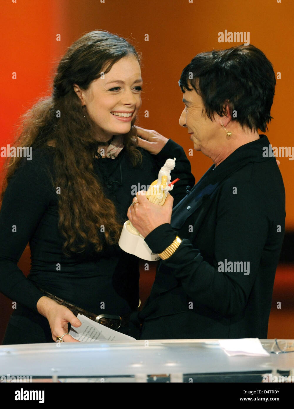 Laudator Shelly Kupferberg (L) mains un prix à l'auteur lauréat et Mirjam Pressler au cours de la cérémonie de remise des prix du livre international Corine Award 2009 à Munich, Allemagne, 24 novembre 2009. Pressler a reçu les jeunes lecteurs ? Pour ses travaux ?Nathan et ses enfants ?. Le prix rend hommage à Corine l'excellence dans l'écriture et le succès avec le public. Photo : Tobias Hase Banque D'Images