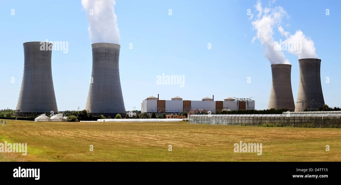 Photo d'une centrale nucléaire en exploitation et production d'eau chaude pour l'agriculture Banque D'Images