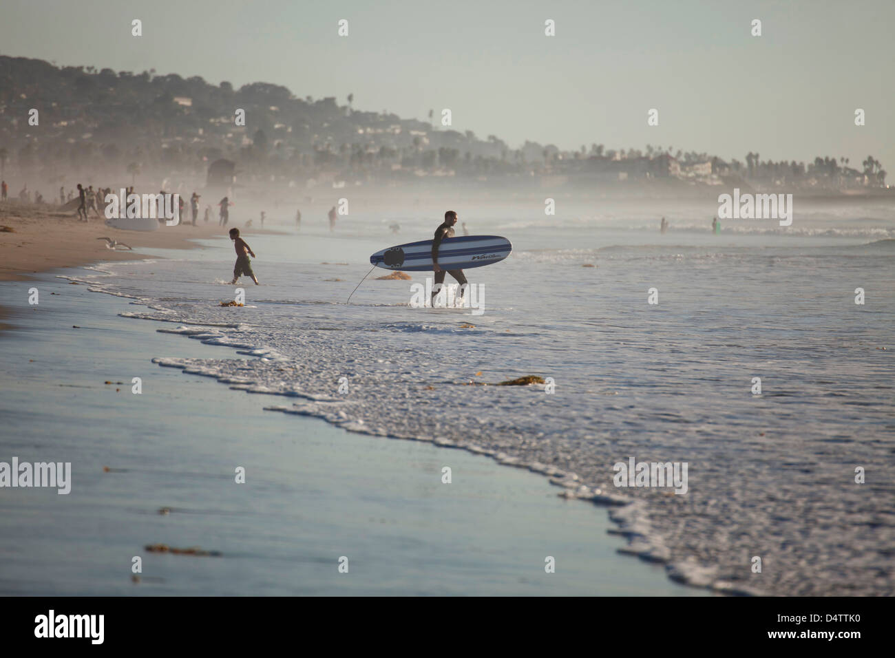 Surfer, Mission Beach à San Diego, Californie, États-Unis d'Amérique, USA Banque D'Images