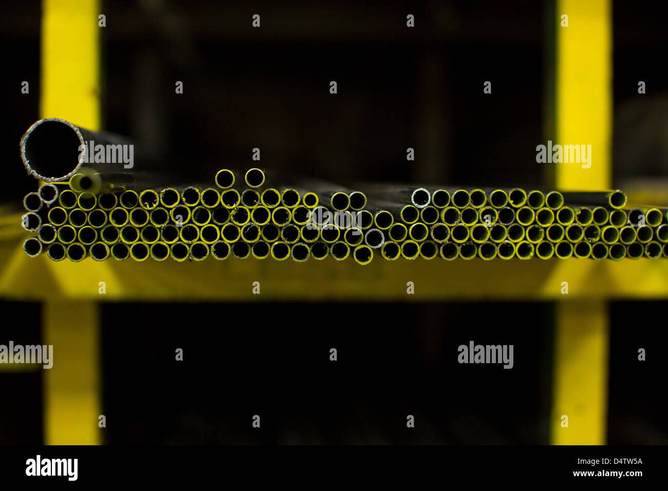 Étagères de tuyaux en métal coloré dans l'usine Banque D'Images