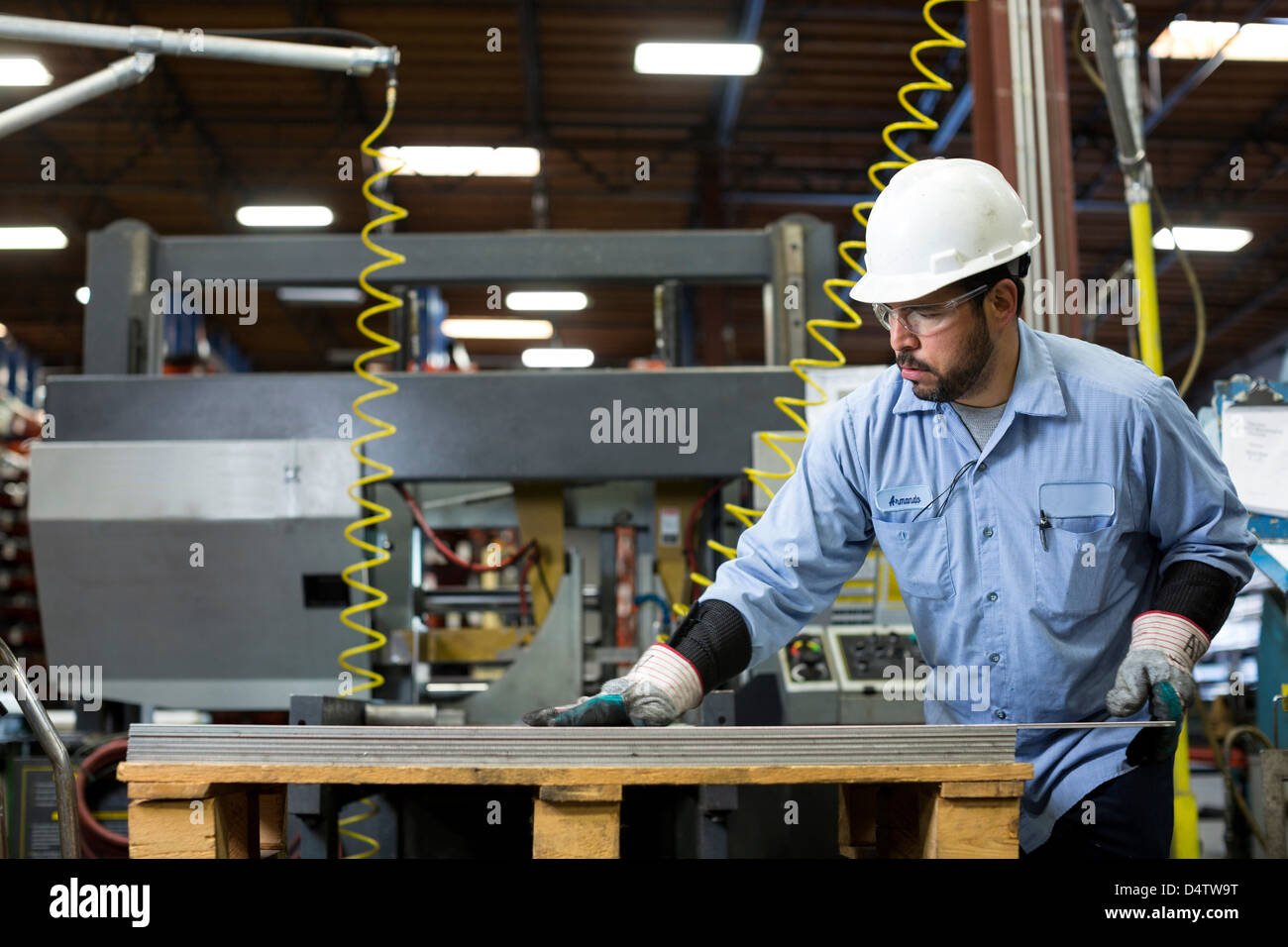 L'examen des travailleurs dans l'usine de produits métalliques Banque D'Images