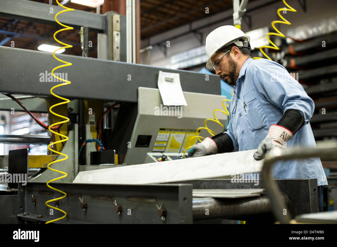 L'utilisation de machines en travailleur de l'usine de métal Banque D'Images