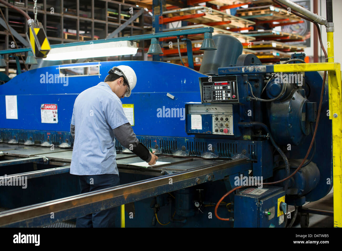 L'utilisation de machines en travailleur de l'usine de métal Banque D'Images