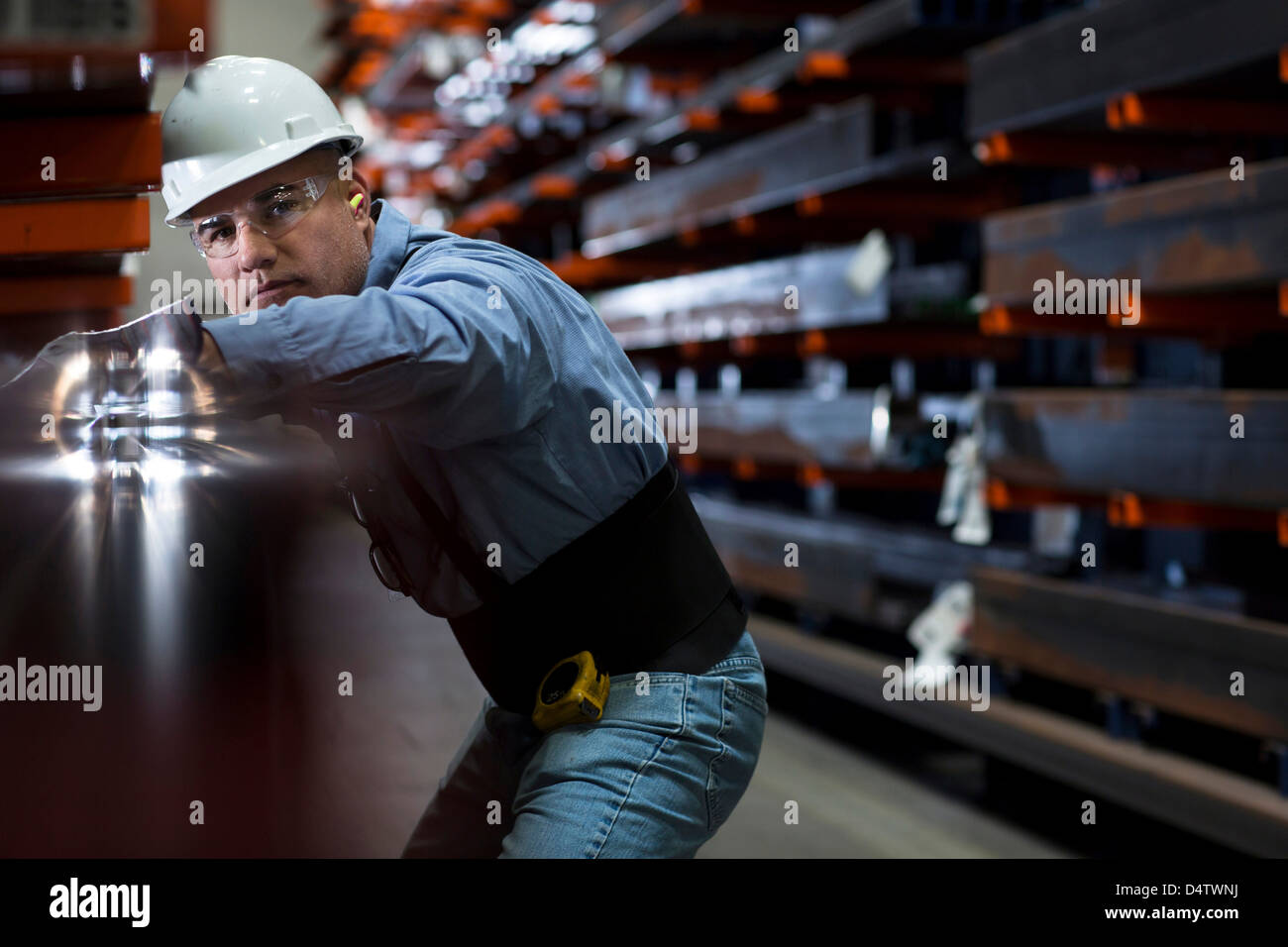 L'utilisation de machines en travailleur de l'usine de métal Banque D'Images