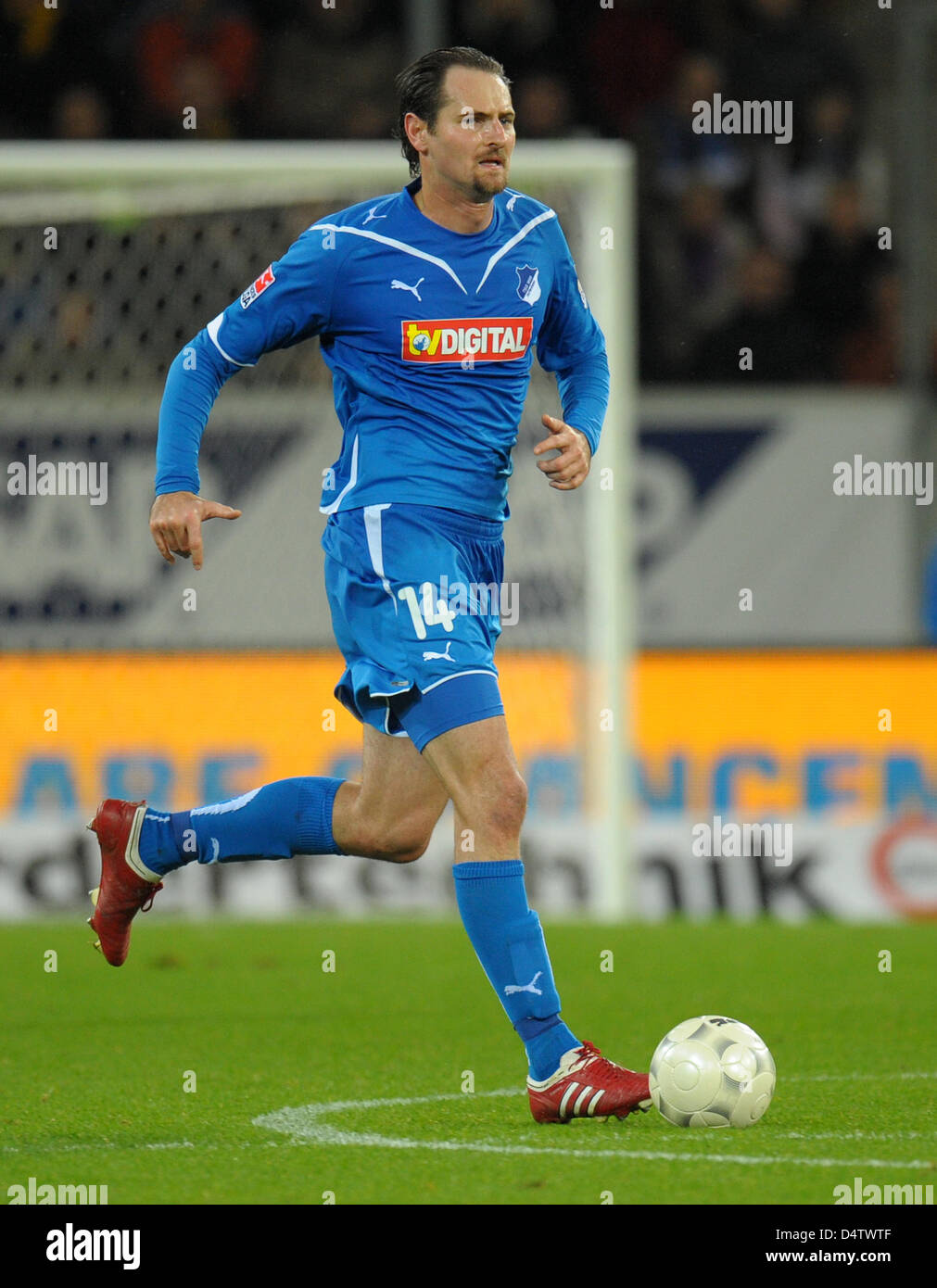 Hoffenheim ?s Josip Simunic joue la balle pendant le match de football Bundesliga TSG 1899 Hoffenheim vs Borussia Dortmund à Rhein-Neckar-Arena Stadium à Sinsheim, Allemagne, 28 novembre 2009. Dortmund a remporté le match 2-1. Photo : Ronald WITTEK Banque D'Images