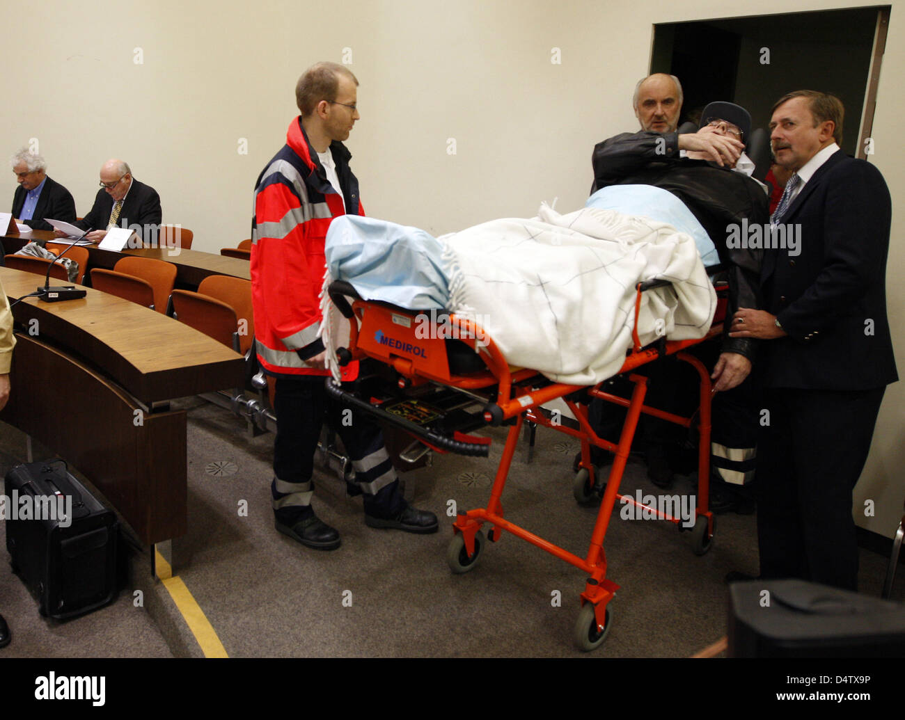 L'ancien gardien d'un camp de concentration présumé John Demjanjuk arrive à la salle d'audience pendant son procès au Tribunal de District de Munich, Allemagne, 01 décembre 2009. Dans l'affaire Demjanjuk sur des accusations de complicité de l'assassinat de 27,900 Juifs dans un camp de la mort nazi, l'ouverture du dernier chapitre de quelque 30 années d'efforts pour poursuivre l'Ohio à la retraite autoworker. Photo : MATTHIAS SCHRADER Banque D'Images