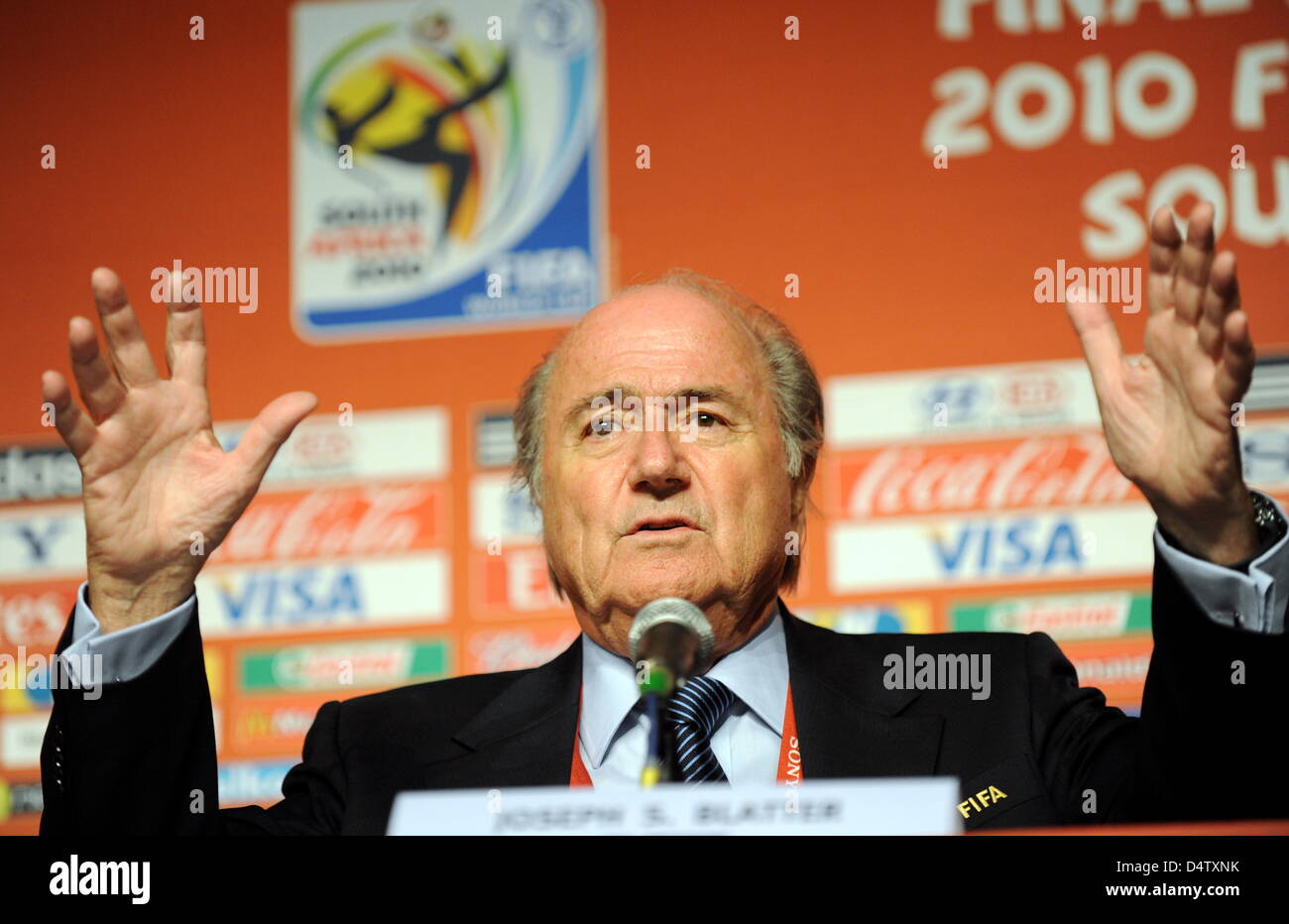 Joseph Blatter, Président de la Fédération Internationale de Football Association (FIFA), explique les résultats d'une réunion du comité exécutif au Cap, Afrique du Sud, 02 décembre 2009. FIFA prévoit de travailler en étroite collaboration avec Interpol dans la lutte agaionst les paris illégaux. Photo : Bernd Weissbrod Banque D'Images