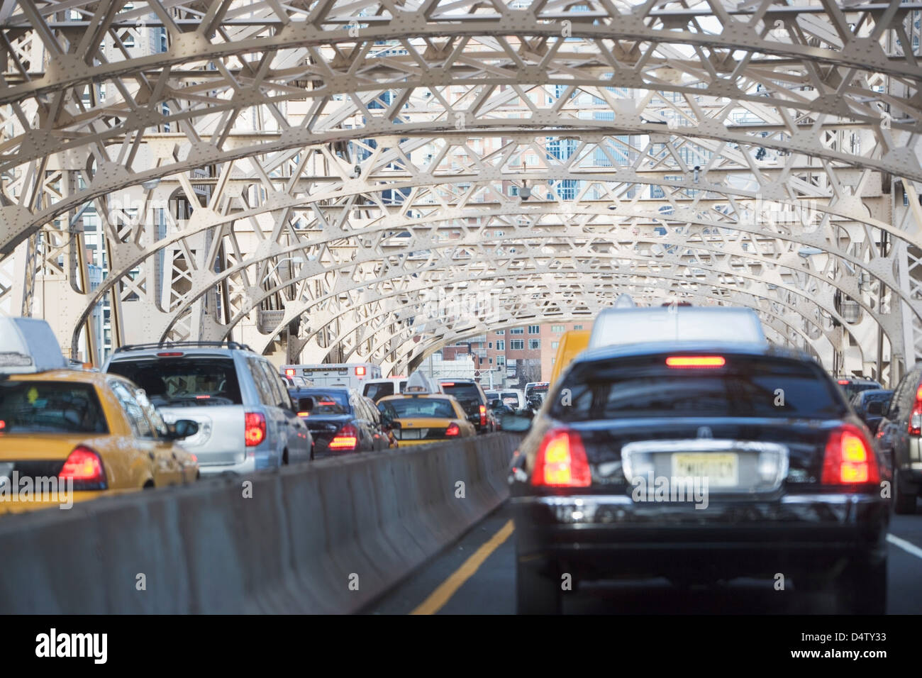 Trafic routier sur un pont Banque de photographies et d’images à haute ...