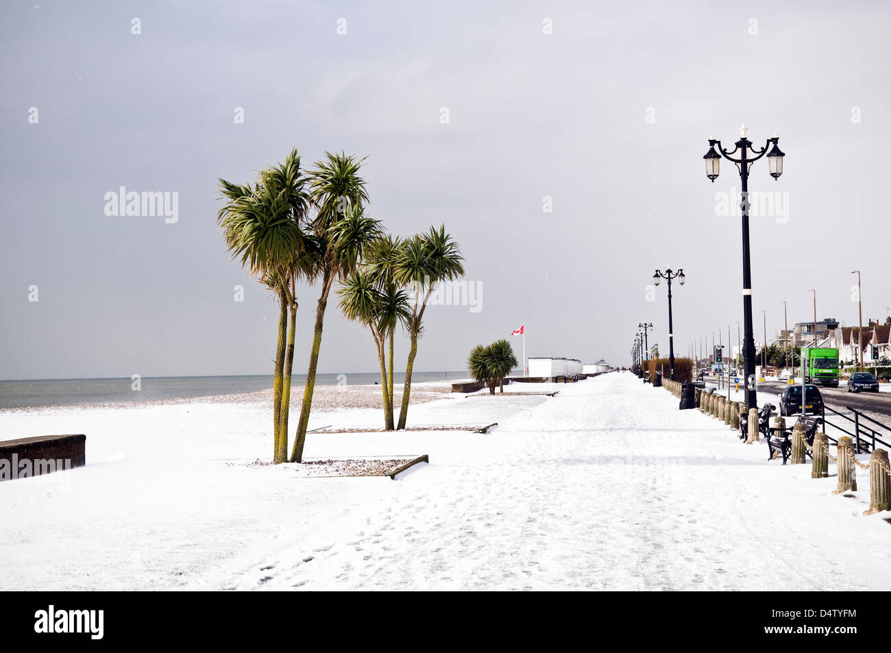 Neige et palmiers sur la promenade de West Worthing, West Sussex, UK Banque D'Images