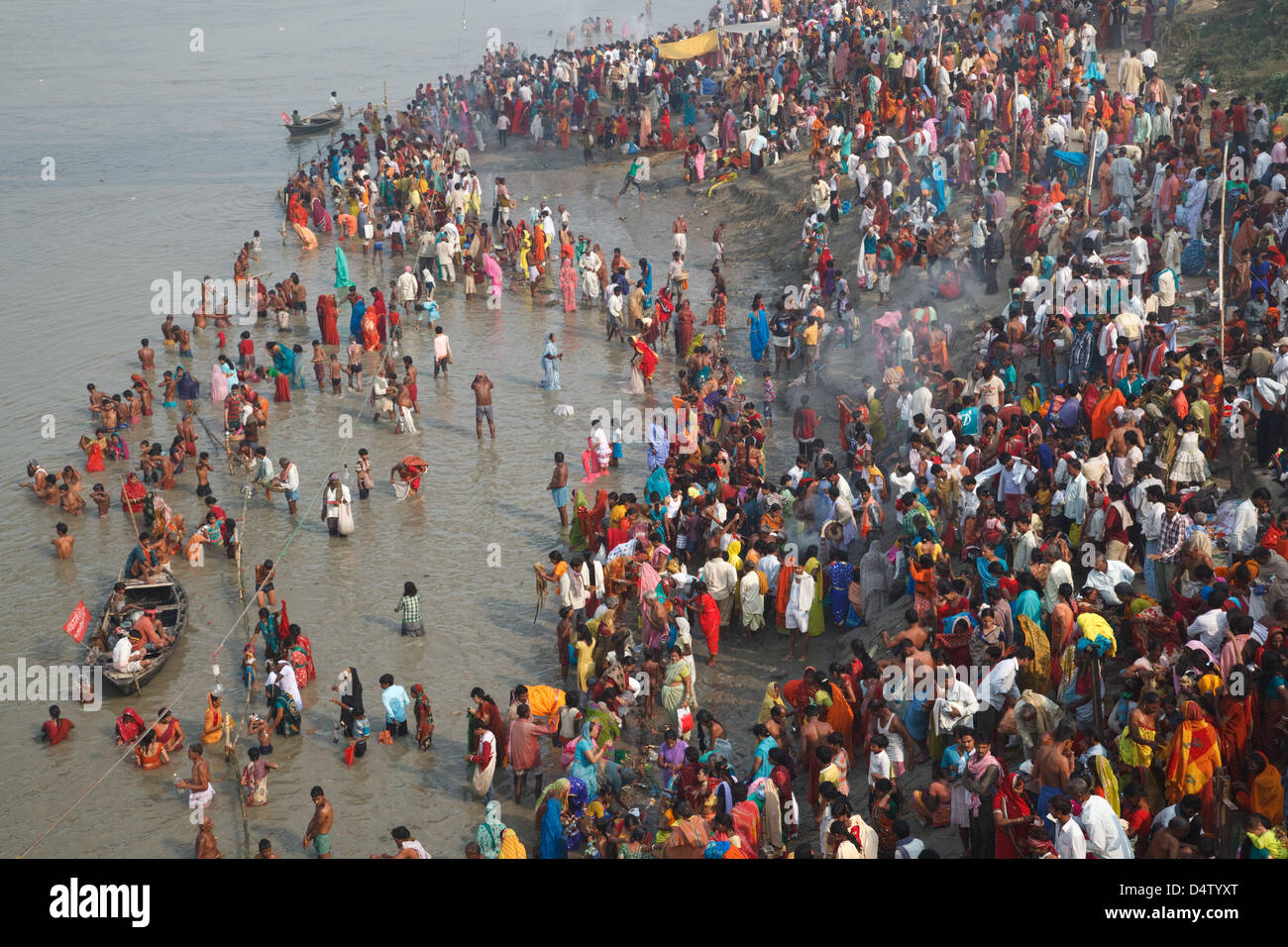 Pèlerins indiens se baignant dans le fleuve Gandak Kartik Purnima sur journée à Sonepur Mela, Bihar, Inde Banque D'Images