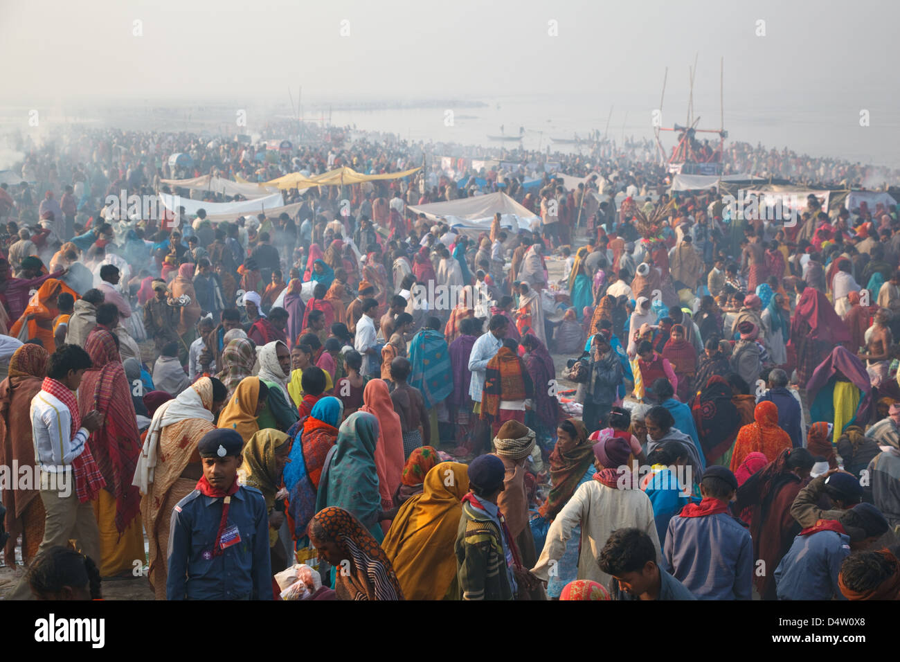 Foule de pèlerins dans la matinée sur la rive du fleuve Gandak à Sonepur Mela, Bihar, Inde Banque D'Images
