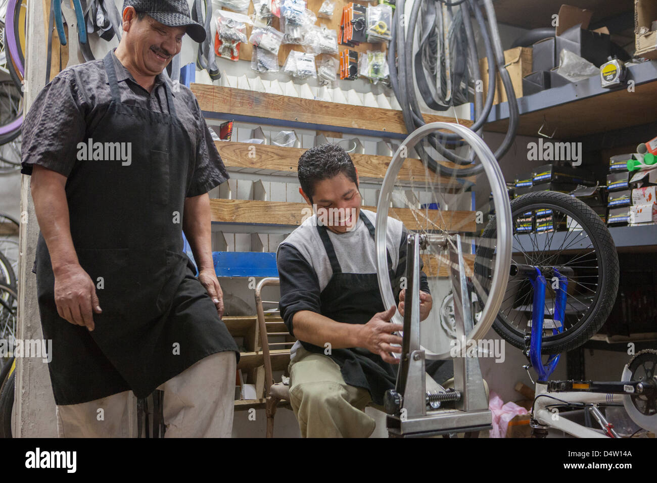Mécaniciens travaillant dans magasin de bicyclettes Banque D'Images