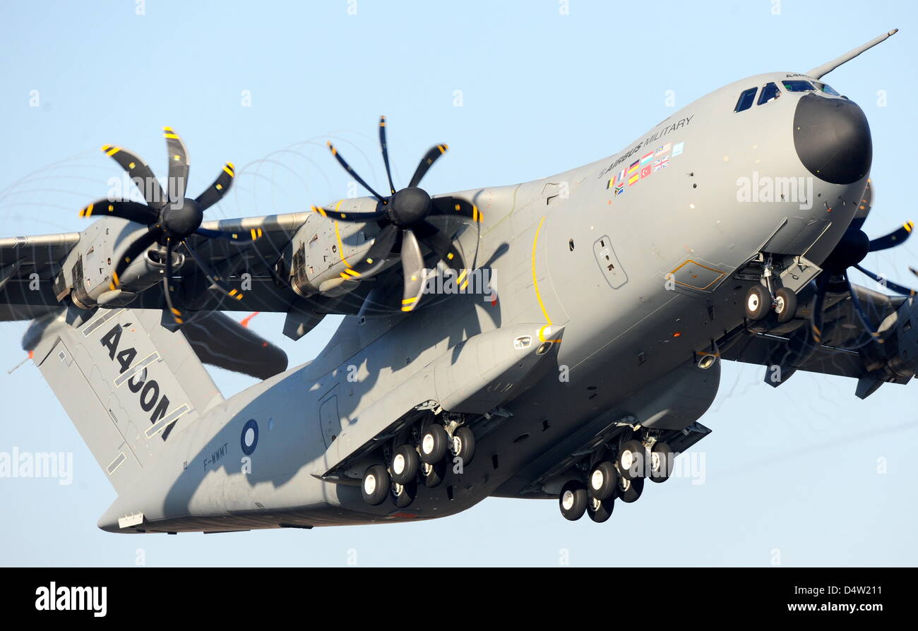 L'Airbus militaire A400M démarre sur son premier vol à Séville, Espagne, 11 décembre 2009. Le quadrimoteur avion a décollé en face de 2500 réduite à dix heures dans la magnifique sunshine. Le premier vol était initialement prévue pour début 2008. Photo : MAURIZIO GAMBARINI Banque D'Images