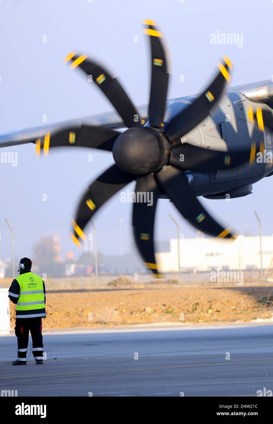 L'Airbus militaire A400M est prêt pour son premier vol à Séville, Espagne, 11 décembre 2009. Le quadrimoteur avion a décollé en face de 2500 réduite à dix heures dans la magnifique sunshine. Le premier vol était initialement prévue pour début 2008. Photo : MAURIZIO GAMBARINI Banque D'Images