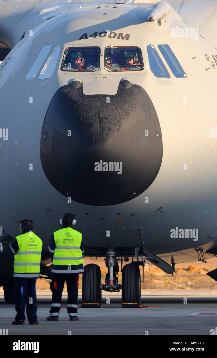 L'Airbus militaire A400M est prêt pour son premier vol à Séville, Espagne, 11 décembre 2009. Le quadrimoteur avion a décollé en face de 2500 réduite à dix heures dans la magnifique sunshine. Le premier vol était initialement prévue pour début 2008. Photo : Maurizio Gambarini Banque D'Images