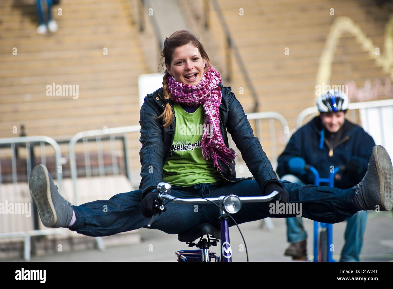 Un cycliste féminin rides de joie à l'walkCyclefest 2013 Leeds, qui s'est tenue à l'Université métropolitaine de Leeds . Banque D'Images