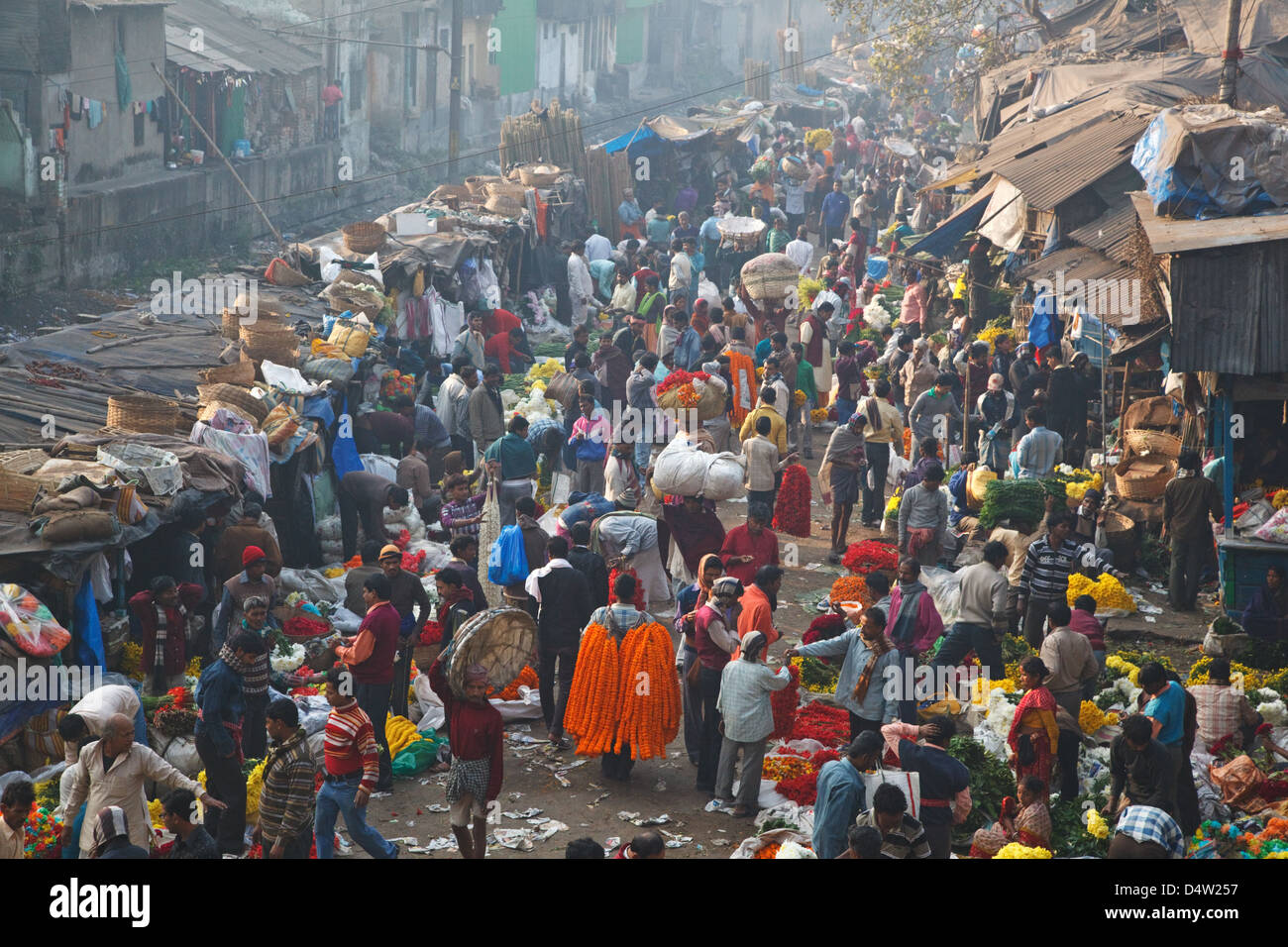 Un marché coloré de fleurs près de Malik (Mallick, Mullik) ghat près de Howrah Bridge à Kolkata (Calcutta), Inde. Banque D'Images