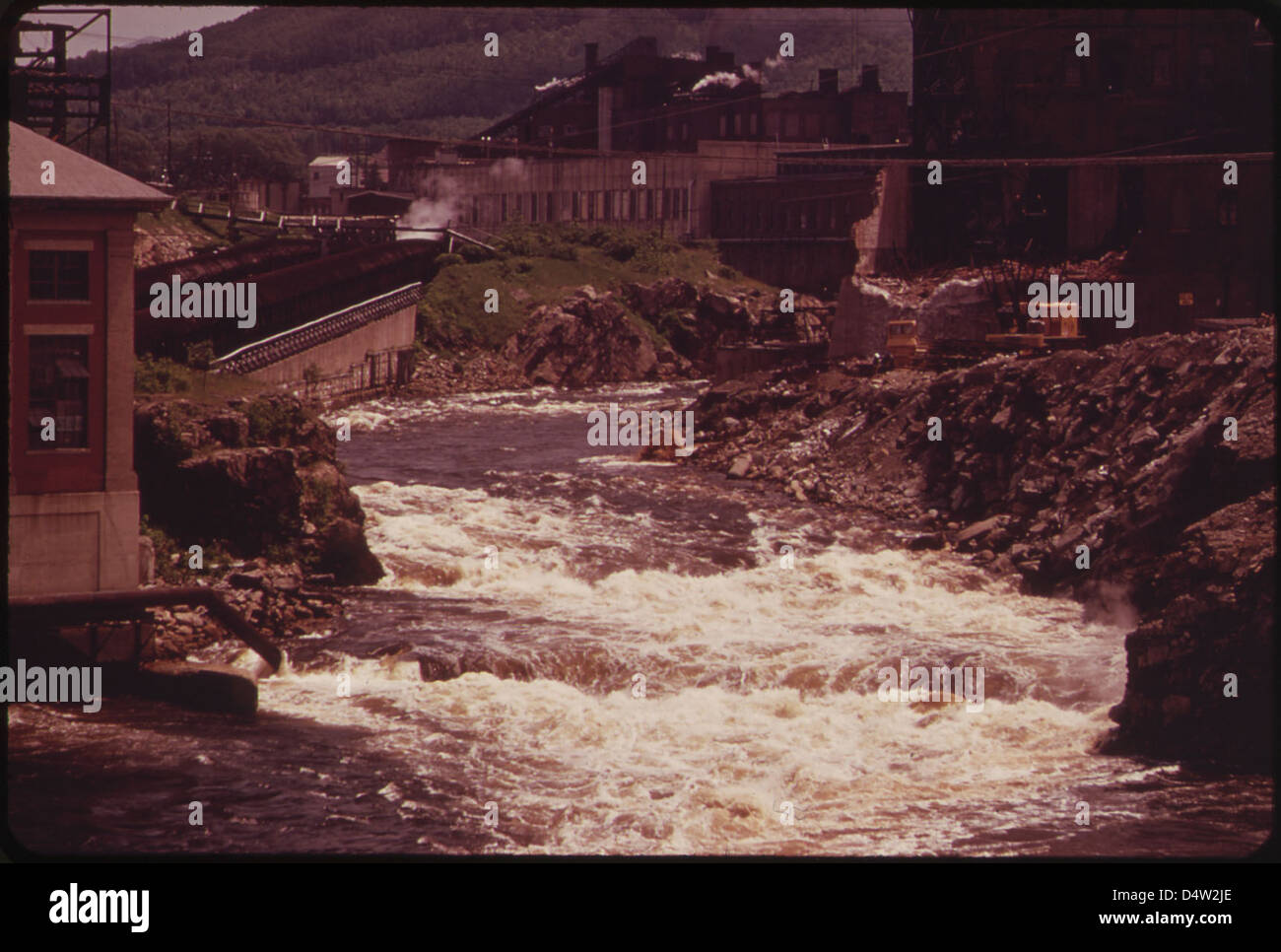 Afficher le nord le long de la rivière Androscoggin, à partir de l'entreprise papier brun ... 06/1973 Banque D'Images