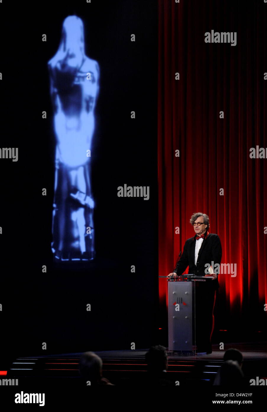 Der Präsident der European Film Academy (EFA), réalisateur Wim Wenders, spricht am Samstag (du 12.12.2009) in der Jahrhunderthalle de Bochum bei der Verleihung des Europäischen Filmpreises. Der Europäische Filmpreis wird jährlich dans 16 l'und Kategorien vergeben auch als europäischer Oscar. Foto : Clemens Bilan dpa/lnw Banque D'Images