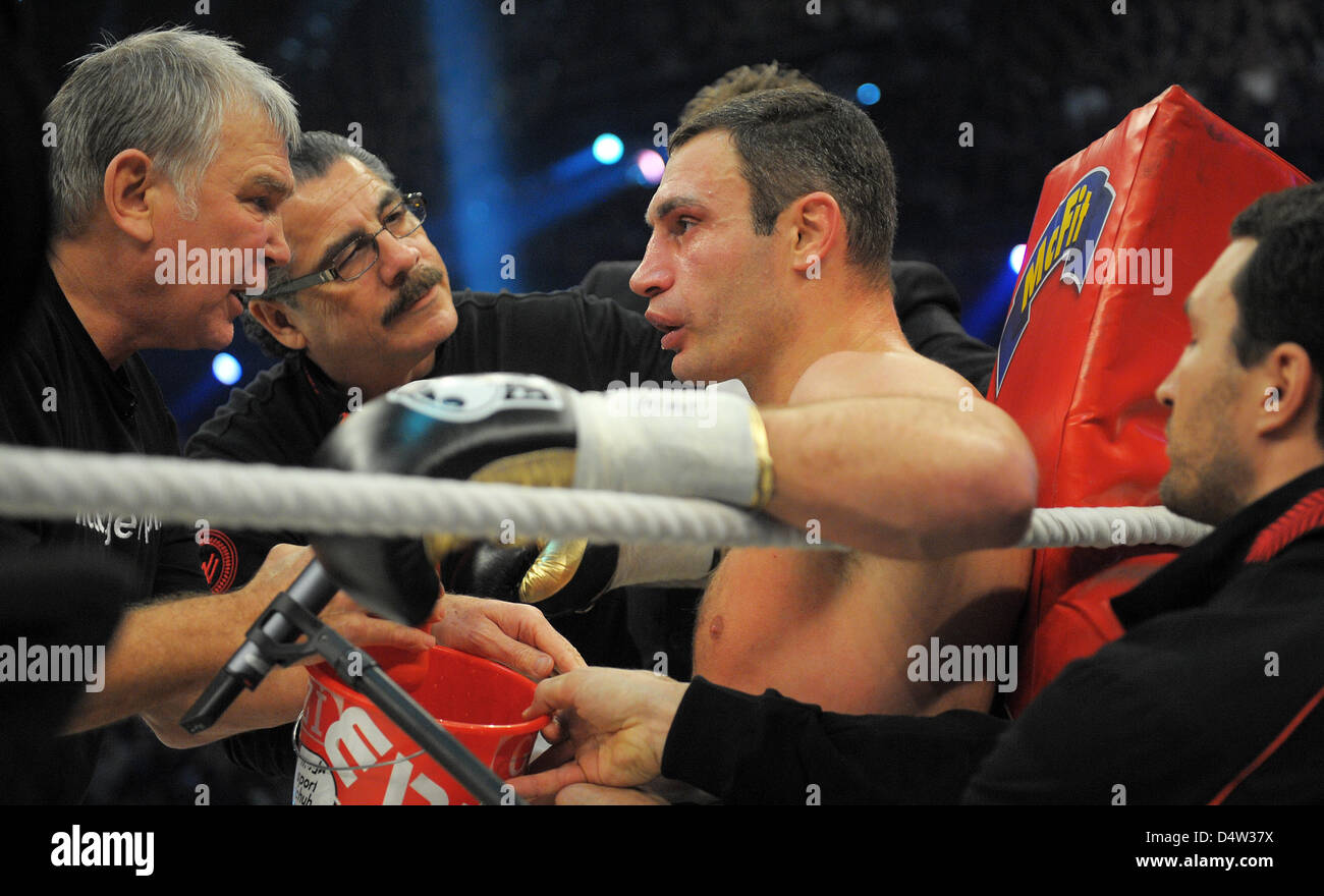 L'Ukrainien Vitali Klitschko (R) et son entraîneur Fritz Sdunek (L) pendant une pause du Championnat du monde poids lourds WBC lutte contre l'Américain Kevin Johnson (non représenté) à PostFinance-Arena à Berne, Suisse, le 12 décembre 2009. Klitschko a défendu son titre de champion du monde en gagnant des points. Photo : Ronald Wittek Banque D'Images