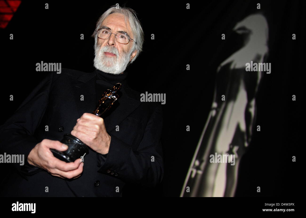 Autrichien Michael Haneke reçoit le "scénario de l'année 2009" et "le Directeur Européen de l'année' prix lors de la cérémonie du prix du Film Européen à 'Jahrhunderthalle' à Bochum, Allemagne, 12 décembre 2009. Le Prix du cinéma européen est décerné chaque année dans 16 catégories. Photo : Clemens Bilan Banque D'Images