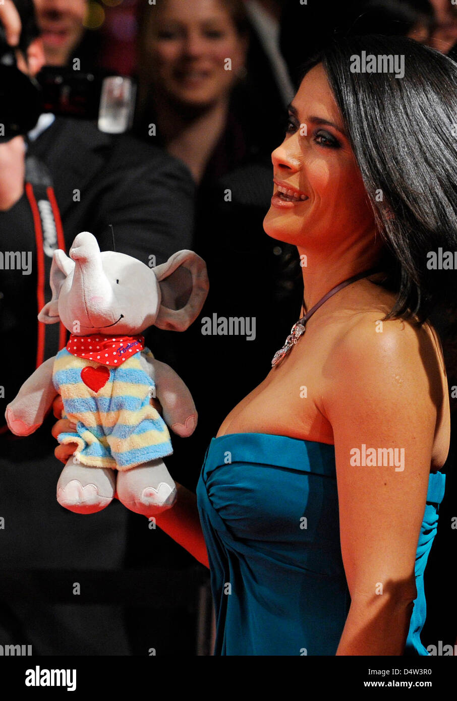 L'actrice mexicaine Salma Hayek arrive pour le gala de charité "un coeur pour les enfants" ("Ein Herz für Kinder") à Berlin, Allemagne, 12 décembre 2009. Station de télévision allemande ZDF et tabloïd 'Bild' avait organisé l'organisme de bienfaisance en faveur des enfants allemands et internationaux d'organisations d'aide. Le gala a eu lieu pour la 9e fois. Photo : Jens Kalaene Banque D'Images