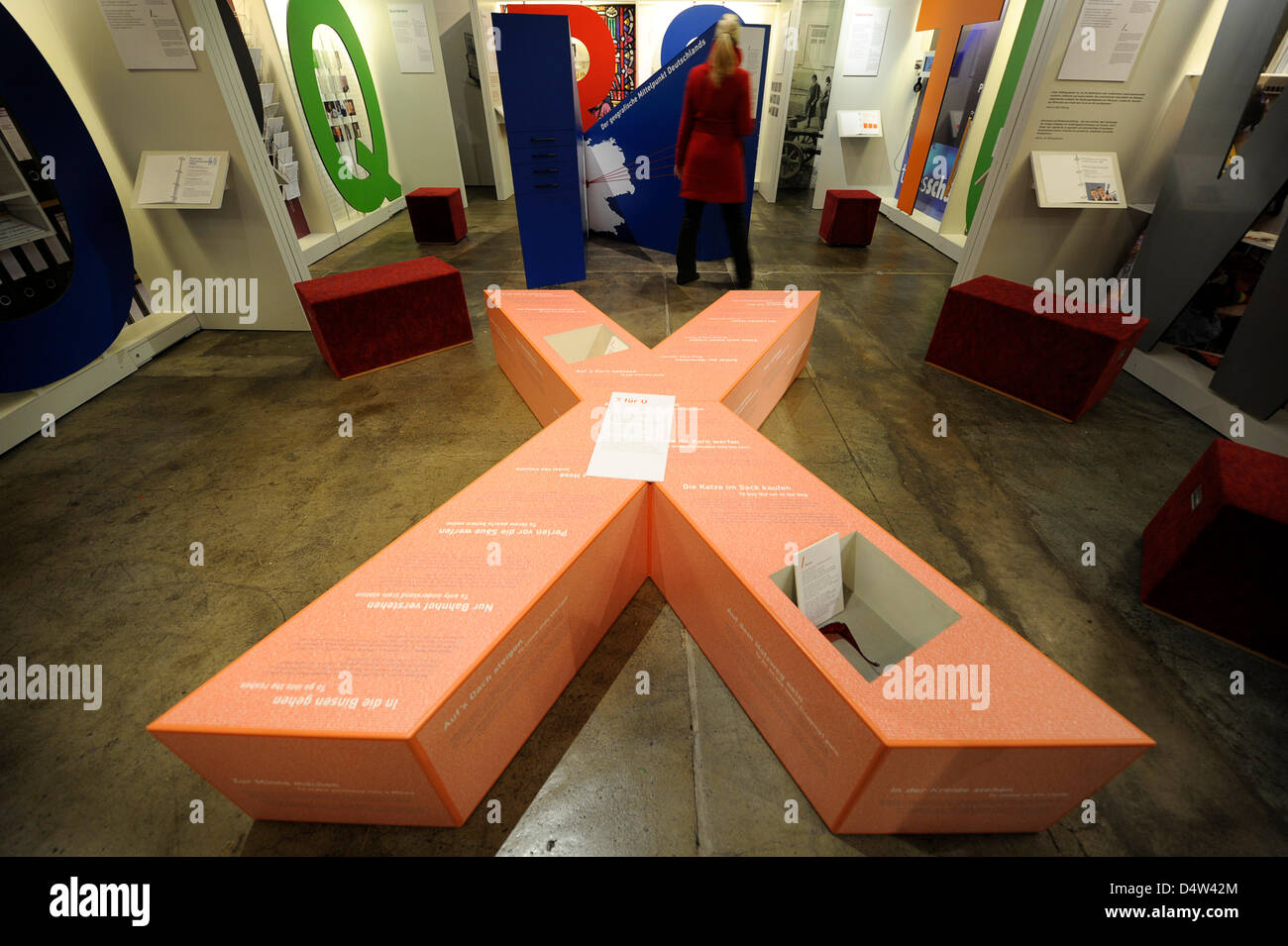 Un visiteur est représenté à l'exposition 'L'Allemagne pour débutants" au Musée de la culture industrielle à Nuremberg, Allemagne, 15 décembre 2009. À partir du 16 décembre 2009 au 07 février 2010, les visiteurs peuvent trouver des réponses à leurs questions sur le comportement typique allemande et faits sur l'Allemagne dans l'exposition itinérante à Nuremberg. Photo : DAVID EBENER Banque D'Images