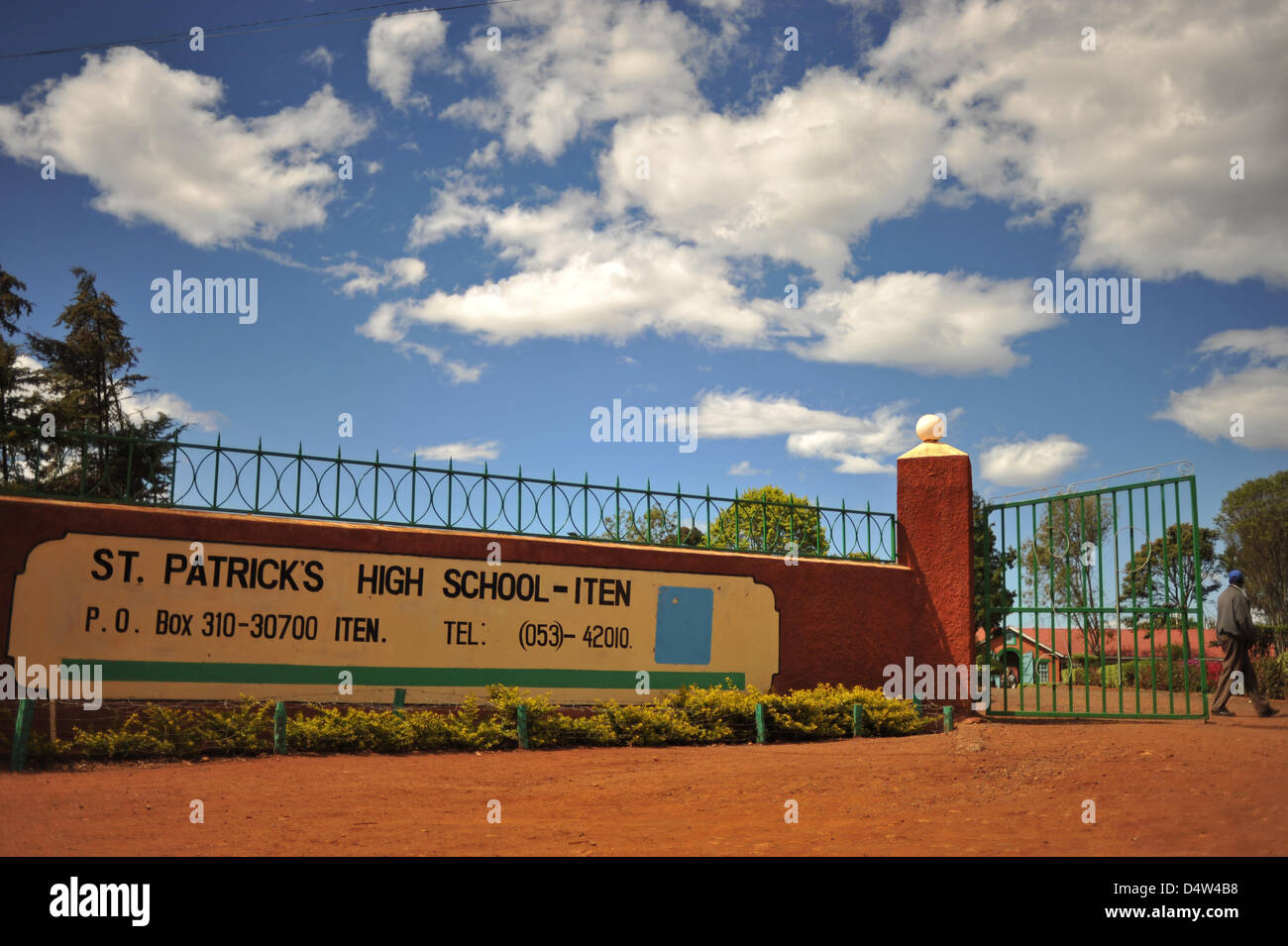 L'entrée de Saint Patrick's High School à Iten, Kenya, 27 octobre 2009. De nombreux athlètes de classe mondiale et champions olympiques ont assisté à Saint Patrick's High School qui dispose d'un athlétisme centre de formation. La société se trouve à 2300 mètres au-dessus du niveau de la mer et est un lieu de formation pour les athlètes du monde entier. Photo : Andreas Gebert Banque D'Images
