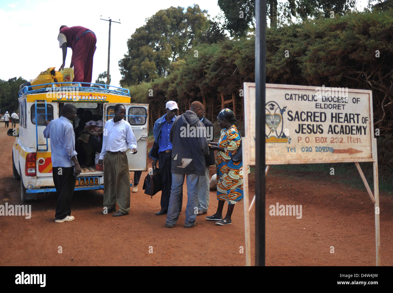 Plusieurs personnes autour d'un stand partager taxi à Iten près d'Eldoret, Kenya, 27 octobre 2009. De nombreux athlètes de classe mondiale et champions olympiques ont assisté à Saint Patrick's High School de la société qui dispose d'un athlétisme centre de formation. La société se trouve à 2300 mètres au-dessus du niveau de la mer et est un lieu de formation pour les athlètes du monde entier. Photo : Andreas Gebert Banque D'Images