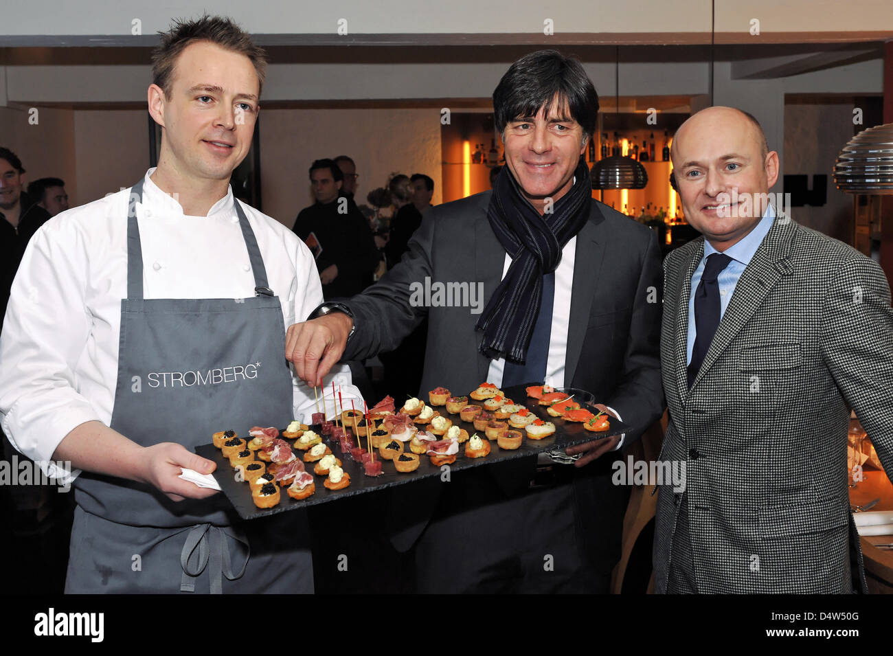 (L-R) Holger Stromberg, chef de l'équipe nationale de football allemande, l'entraîneur-chef national Joachim Loew et Georges Kern, directeur général de Swiss watch fabricant CBI, sourire avec amuse-gueule au cours de la présentation de la nouvelle montre officielle de l'Association allemande de football (DFB) à Munich, Allemagne, le 16 décembre 2009. Le 'Grand Chronographe Edition DFB Ingénieur' est faite par Swiss fabr Banque D'Images