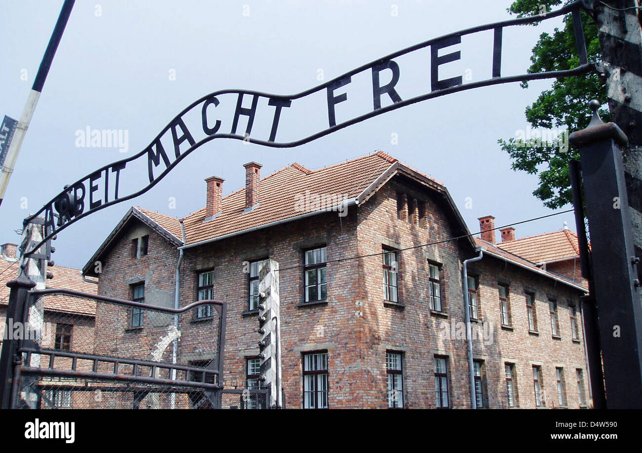Fichier - La porte principale de la camp allemand nazi de concentration Auschwitz-Birkenau avec la devise 'Arbeit macht frei' ('work apporte la liberté' ou 'travailler' libère) dans Oswiecim, Pologne, 04 juillet 2006. L'inscription couronne la porte principale et a été volé début le 18 décembre 2009. Un porte-parole du site memorial a confirmé les rapports des médias polonais à l'agence de presse allemande dpa ; l'un des délinquants Banque D'Images