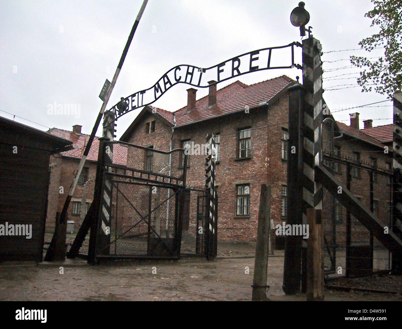 Fichier - La porte principale de la camp allemand nazi de concentration Auschwitz-Birkenau avec la devise 'Arbeit macht frei' ('work apporte la liberté' ou 'travailler' libère) dans Oswiecim, Pologne, mai 2003. L'inscription couronne la porte principale et a été volé début le 18 décembre 2009. Un porte-parole du site memorial a confirmé les rapports des médias polonais à l'agence de presse allemande dpa ; les délinquants sont u Banque D'Images