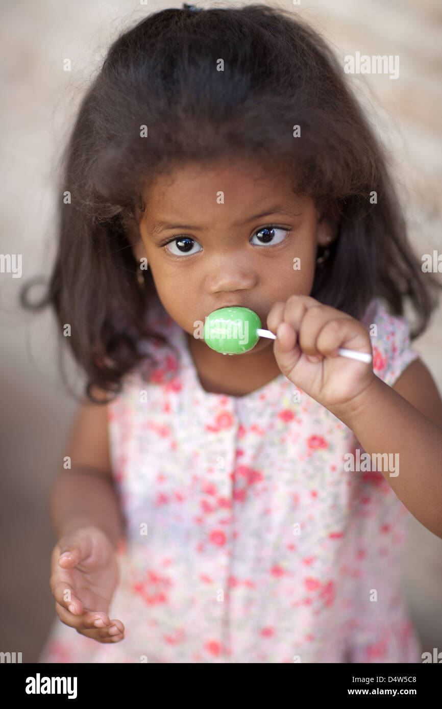 Girl licking lollipop Banque D'Images