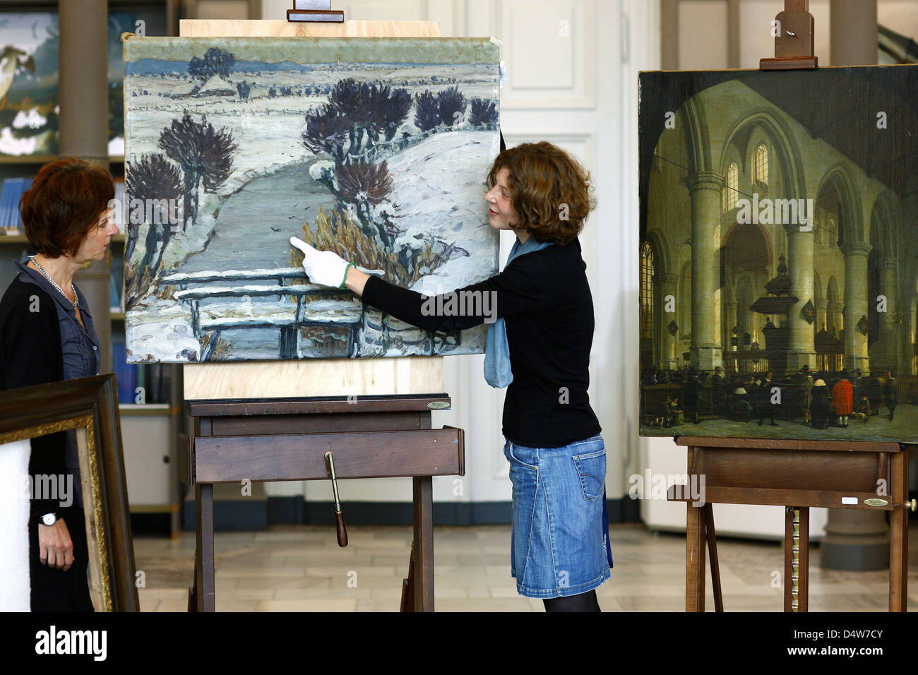 Gemälderestauratorin Kerstin Binzer (156) Museumssprecherin und zeigen Otto Heidemarie am Donnerstag (16.09.2010) im Staatlichen Museum Schwerin im Krieg Bilder herz aus zwei. Das Gemälde "Bach im Winter (Dargun)" von Marie Hager aus dem Jahr 1920 (liens) "Inneres und der Oude Kerk à Delft" des holländischen Malers Hendrick van Vliet aus dem Jahr 1659 galten seit 1945 als v Banque D'Images