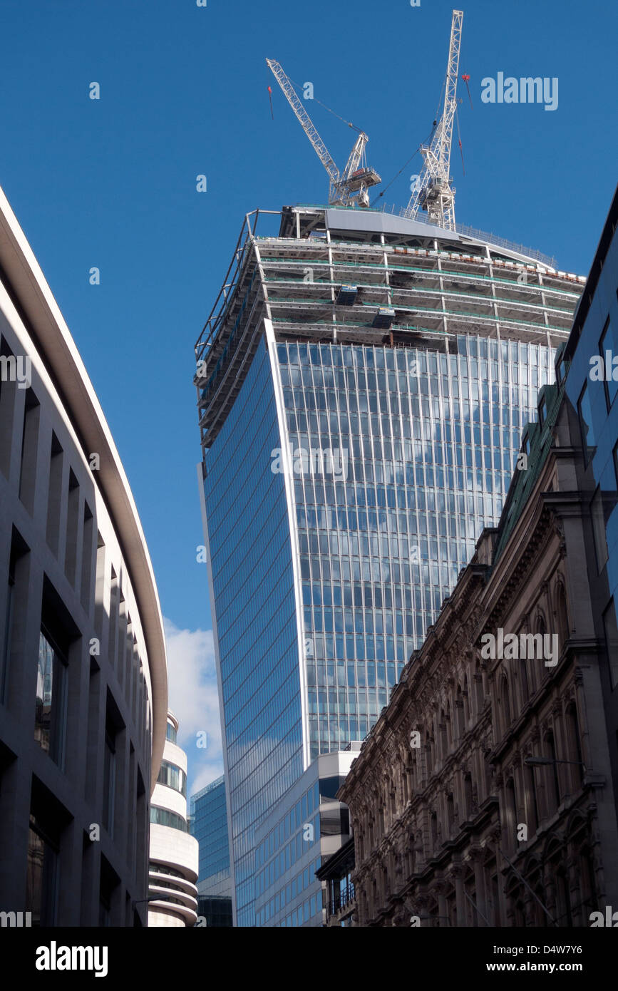 Vue sur le gratte-ciel de walkie-talkie en construction au 20 Fenchurch Street dans la ville de Londres conçu par l'architecte Rafael Vinoly Angleterre Banque D'Images