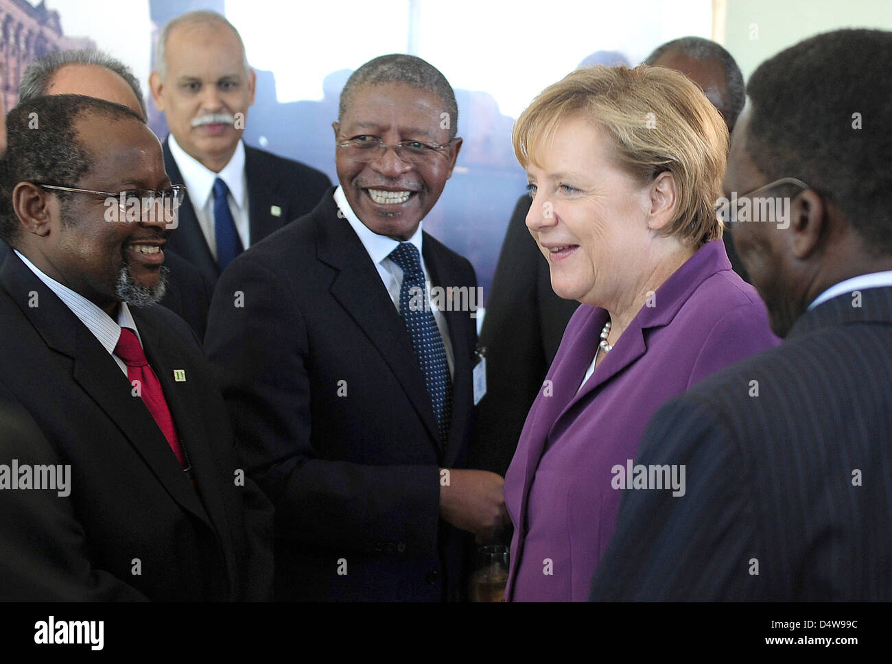La chancelière allemande Angela Merkel (R) se félicite de chefs d'état de la Délégation Africaine pour un déjeuner au sommet de l'ONU à New York, NY, USA, 20 septembre 2010. Le grand Sommet sur les objectifs du Millénaire pour le développement (WDG) a lieu à New York du 20 au 22 septembre. Photo : Hannibal Banque D'Images