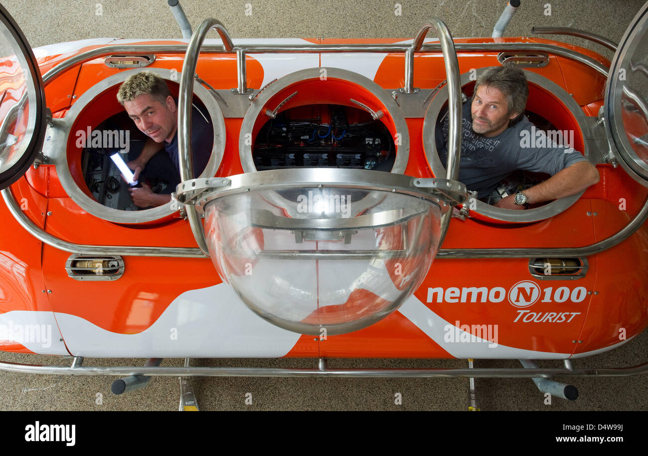 L'un des dirigeants, Thomas Breinig (R) et l'électricien Toralf Mergental, siéger dans les trois premières places 'Nemo 100 sous-marin" de la la Nemo Tauchtouristik GmbH & Co société de Francfort/Oder, Allemagne, 16 septembre 2010. Le nouveau sous-marin touristique a été réalisé dans le chantier naval, remplir les demandes des clients pour une période de trois places. Photo : Patrick Pleul Banque D'Images