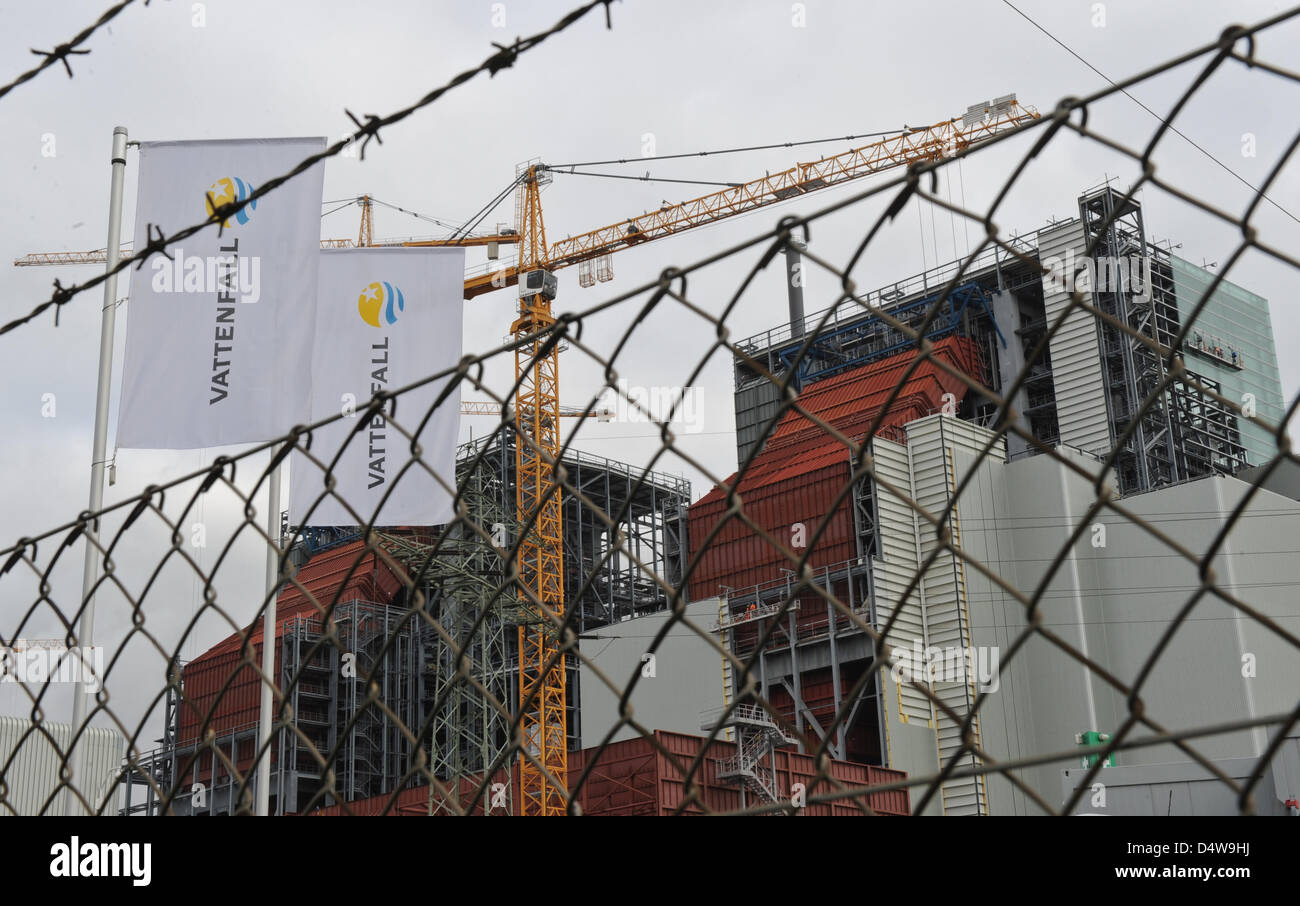 Les nuages gris couvrent le ciel au-dessus du chantier de construction de la nouvelle centrale électrique au charbon par de l'énergie Vattenfall grou Moorburg jusqu'à Hambourg, Allemagne, 21 septembre 2010. Vattenfall vise à pousser les énergies renouvelables et les réductions des coûts, mais s'en tient à sa sûreté nucléaire et charbon de centrales. Photo : Marcus Brandt Banque D'Images