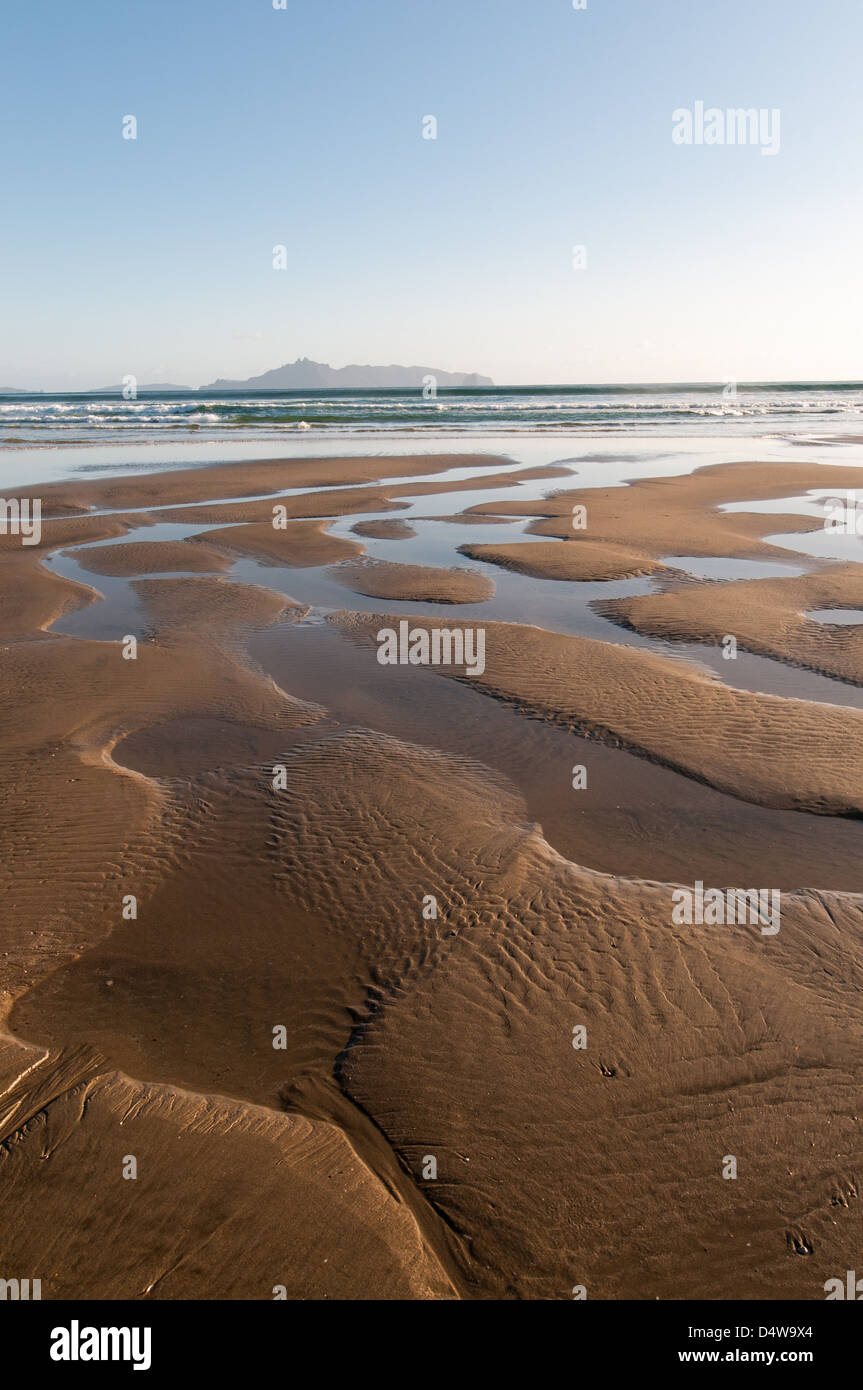 Les modes de l'eau dans le sable sur la plage Banque D'Images
